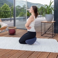 Kapok-halvemaankussen "Asana"